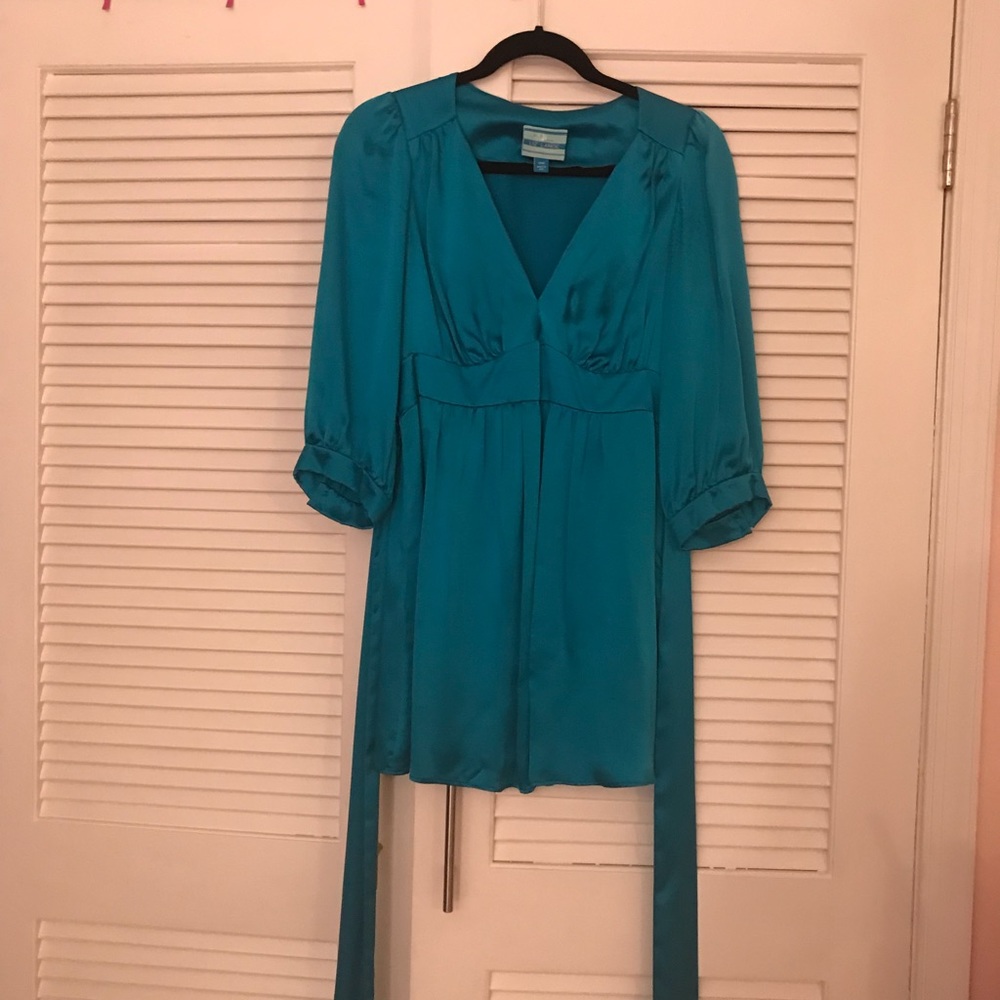Beautiful Liz Lange plunge neck maternity blouse